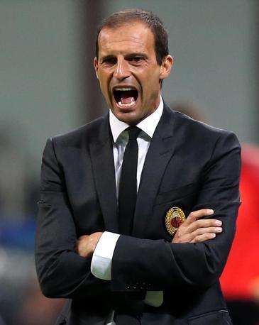 Il tecnico del Milan Allegri non sembra soddisfatto della prestazione dei suoi. 